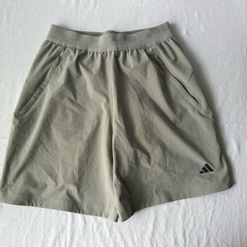 adidas Men's Light Gray Performance Yoga Shorts Elastic Waistband drawstring